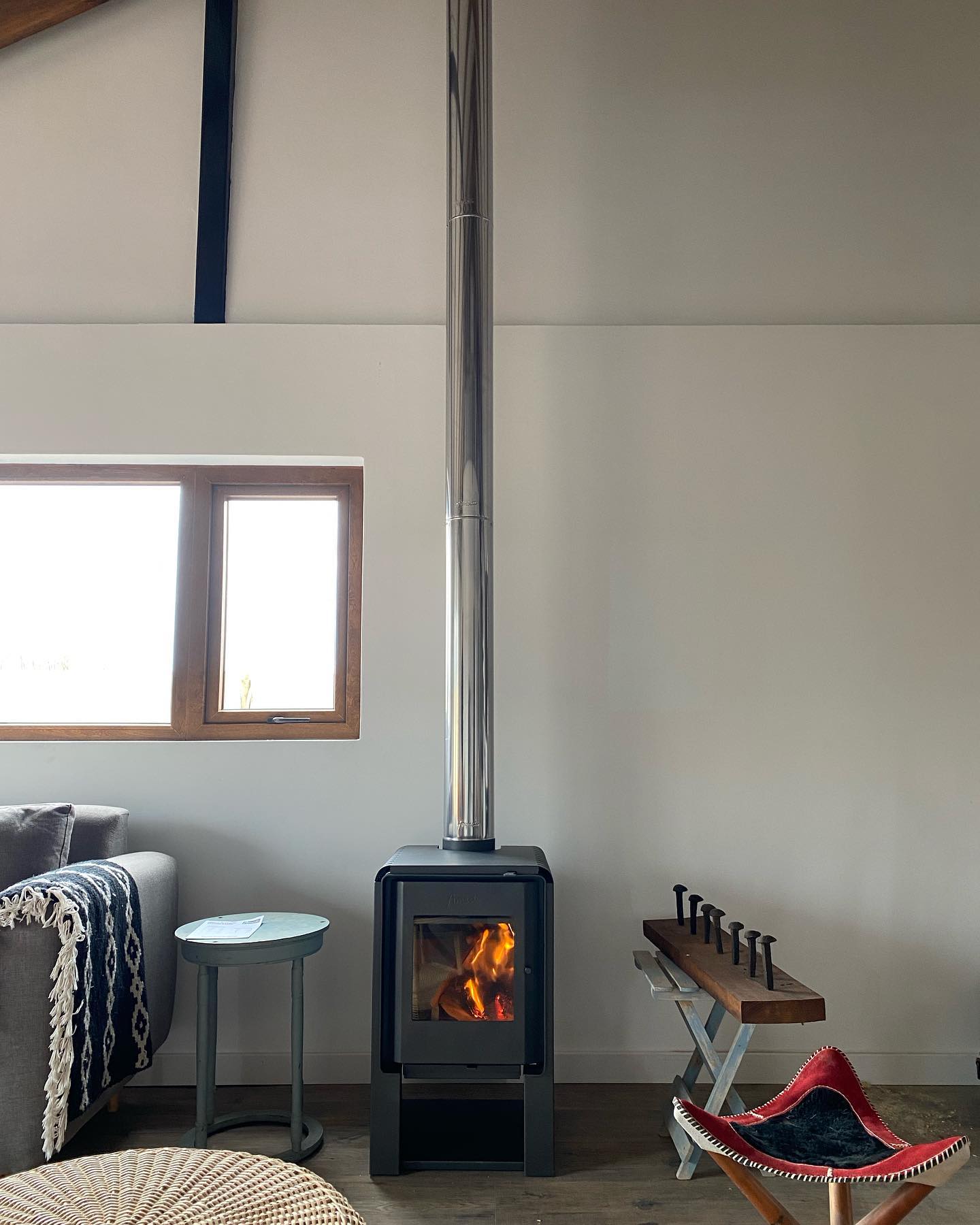 Estufa a leña Amesti Scantek 380 instalada en una sala de estar